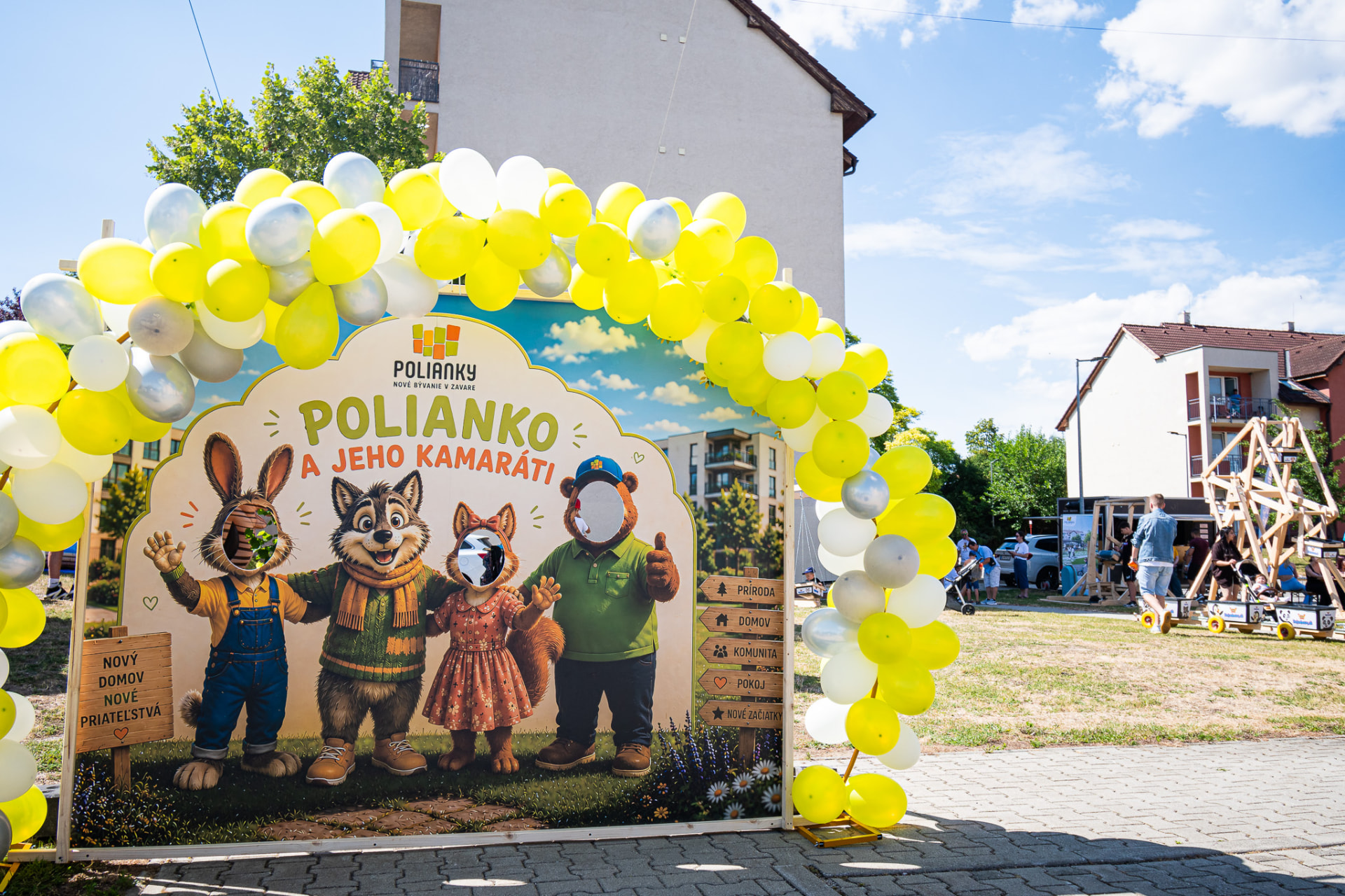 Letné komunitné podujatie v projekte Polianky — fotostena Polianko a jeho kamaráti s balónovou bránou